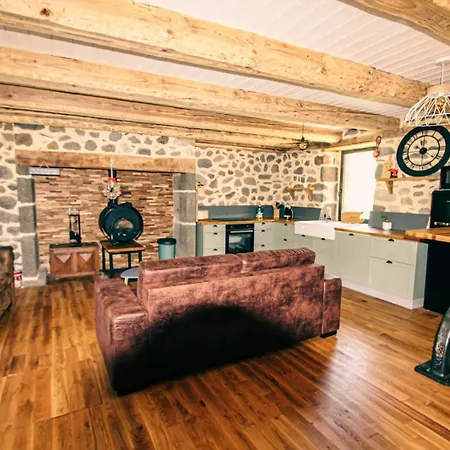 La Maison Des Volcans Cantal